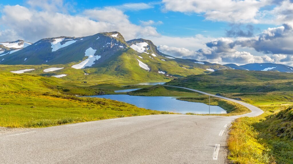 Veg langs fjellvatn.